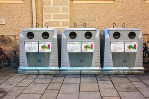 salzburgo, Áustria - 13.01.2024 lixo latas em uma cidade rua. foto
