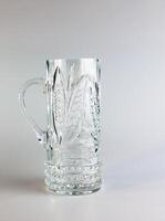 esvaziar Cerveja vidro em uma branco fundo. cristal Cerveja caneca. foto