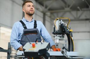 masculino fábrica mecânica ou engenheiro dentro segurança uniformes estão trabalhando em metal perfuração máquinas dentro industrial Produção linhas, aço em processamento indústria, mecânico manutenção. foto