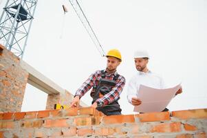 construtor e engenheiro em construção local foto