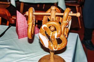 fechar-se do salgado salgadinhos dentro tradicional alemão e austríaco estilo dentro uma cafeteria. foto