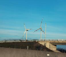 vento Fazenda parque Próximo para uma estrada dentro Áustria dentro ensolarado clima. foto