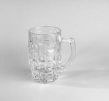 esvaziar Cerveja vidro em uma branco fundo. cristal Cerveja caneca. foto