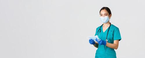 COVID-19, coronavírus doença, cuidados de saúde trabalhadores conceito. sorridente amigáveis fêmea enfermeira, médico dentro esfrega e borracha luvas providenciar pacientes com médico máscaras, branco fundo foto