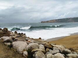 oceano costa dentro tormentoso inverno clima. ondas com salpicos batida contra a cais. foto