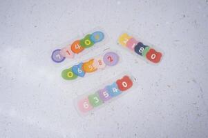 colorida plástico alfabeto em branco papel fundo com espaço para texto. foto