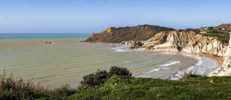 panorâmico Visão do a litoral perto lido Rossello Agrigento, Itália. foto