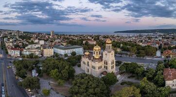 aéreo Visão do centro cidade com a catedral do a suposição dentro Varna, Bulgária foto
