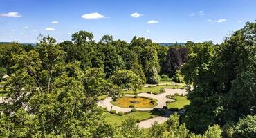 uma lindo aéreo Visão do a parque e jardim foto