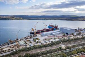 aéreo Visão a partir de uma zangão do uma navio reparar Jardim com navios. água transporte foto