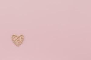 de madeira corações em forma com Rosa fundo, amor e romance para dia dos namorados dia, casamento, ou celebração cumprimento cartão Projeto foto