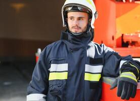 bombeiro retrato em obrigação. foto bombeiro com gás mascarar e capacete perto fogo motor.