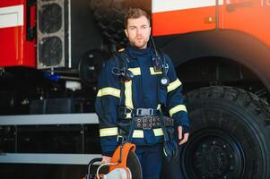 foto do bombeiro com gás mascarar e capacete perto fogo motor