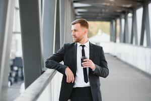 Leve embora café. andar e apreciar fresco quente café. esperando para alguém dentro rua. homem barbudo hipster beber café papel copo. homem de negocios bem preparado apreciar café pausa ao ar livre urbano fundo foto