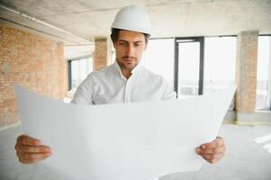 retrato do homem arquiteto às construção local. confiante construção Gerente vestindo capacete. bem sucedido maduro Civil engenheiro às construção local com cópia de espaço. foto