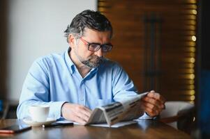 o negócio homem lendo uma jornal, cafeteria fundos foto