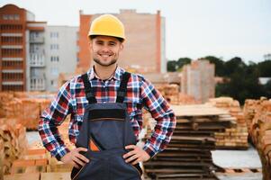 trabalhador da construção civil em equipamentos uniformes e de segurança tem trabalho na construção foto