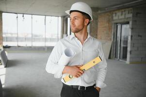 fechar acima engenheiros trabalhando em uma construção local segurando uma plantas.engenharia e arquitetura conceito foto