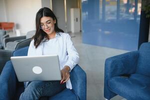 freelance, o negócio e comércio eletrônico conceito. criativo entusiasmado fêmea jornalista escrevendo Novo artigo, digitando em computador portátil, sorridente, escreva projeto Ideias, sentar cafeteria, beber café trabalhando controlo remoto foto