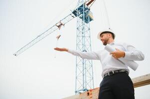 construção conceito do engenheiro trabalhando às construção local com azul imprimir. foto