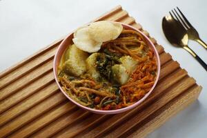 Lontong com Curry sopa acompanhado de frito doce batatas Pimenta molho e Macarrão foto