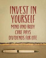 investir dentro você mesmo. mente e corpo Cuidado paga dividendos para vida. inspirado adendo ou lembrete em uma arte papel, auto Cuidado conceito. foto