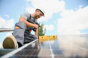 solar painel. técnico instalando solar painéis em uma ensolarado dia foto