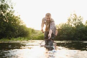 pescador Caçando trutas dentro montanha rio. pescaria internet detalhe. foto