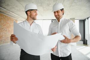 dois jovem homem arquiteto em uma construção construção local foto