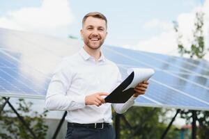 a retrato do uma orgulhoso engenheiro sorrisos satisfeito com dele bem sucedido trabalhar. conceito renovável energia, tecnologia, eletricidade, serviço, verde poder foto