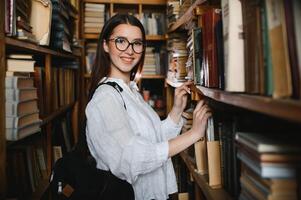 retrato do uma lindo aluna dentro uma biblioteca foto