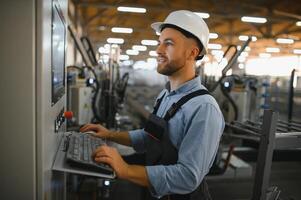 inteligente fábrica trabalhador ou engenheiro Faz máquina trabalho dentro fabricação oficina . indústria e Engenharia conceito . foto