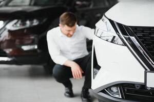 homem comprando uma carro às uma sala de exposições foto