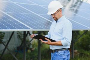 confiante homem e poder solar estação foto