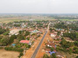 aéreo Visão do a rural campo Vila dentro seco estação foto