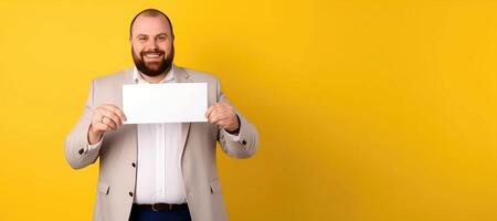 ai gerado amigáveis homem de negocios apresentando uma em branco placa para propaganda com cópia de espaço foto