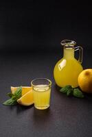 alcoólico beber amarelo limoncello dentro uma pequeno vidro foto