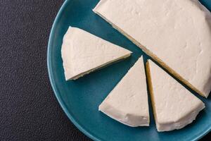 delicioso fresco branco jovem queijo a partir de de vaca ou ovelha leite foto
