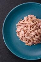 delicioso enlatado dietético atum carne com sal, especiarias e óleo foto