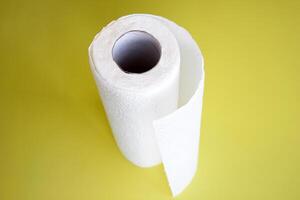 absorvente papel guardanapo cozinha toalhas em amarelo fundo. foto