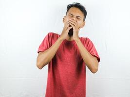 cansado ásia homem com bocejar face expressão, sonolento e costas dor em branco fundo foto