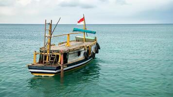 uma tradicional passageiro navio é em a costa do gili ilha, Indonésia foto