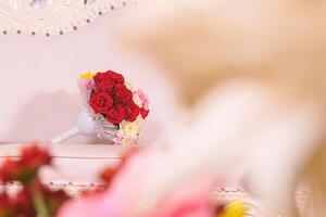 Casamento flor ramalhete em a Casamento cadeira foto