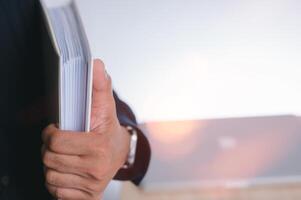 homem de negocios segurando uma documento pasta, documentação, documento dados gestão sistema, documento dados sistema relatório hr tecnologia conceito foto