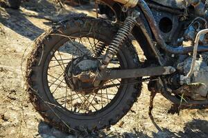 a traseiro roda do uma moto é sujo com lama foto