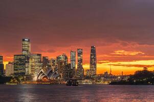 centro da cidade Sydney Horizonte dentro Austrália às crepúsculo, Sydney ópera casa, Austrália. janeiro 10, 2024. Sydney Porto paisagem urbana com ópera casa e cidade edifícios às noite foto