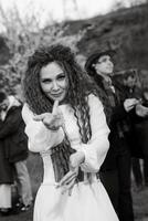 a primeiro Casamento dança do a noiva dentro a clareira foto