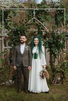 Casamento cerimônia do a recém-casados dentro uma país chalé foto