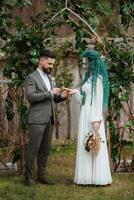 Casamento cerimônia do a recém-casados dentro uma país chalé foto