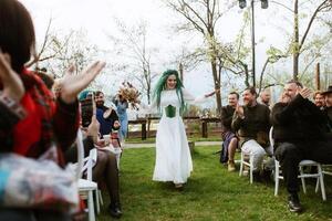 Casamento cerimônia do a recém-casados dentro uma país chalé foto